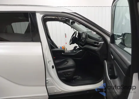 2021 Toyota Highlander Xle z USA, uszkodzony, nr VIN 5TDHZRBH4MS552698